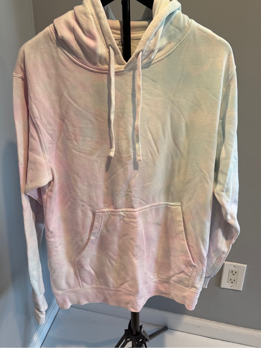 Independent and tie-dye sweatshirt, medium
